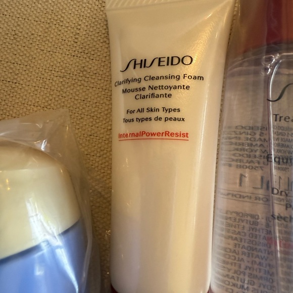NEW Shiseido Vital Perfection Lifting & Firming Gift Set - Picture 12 of 15